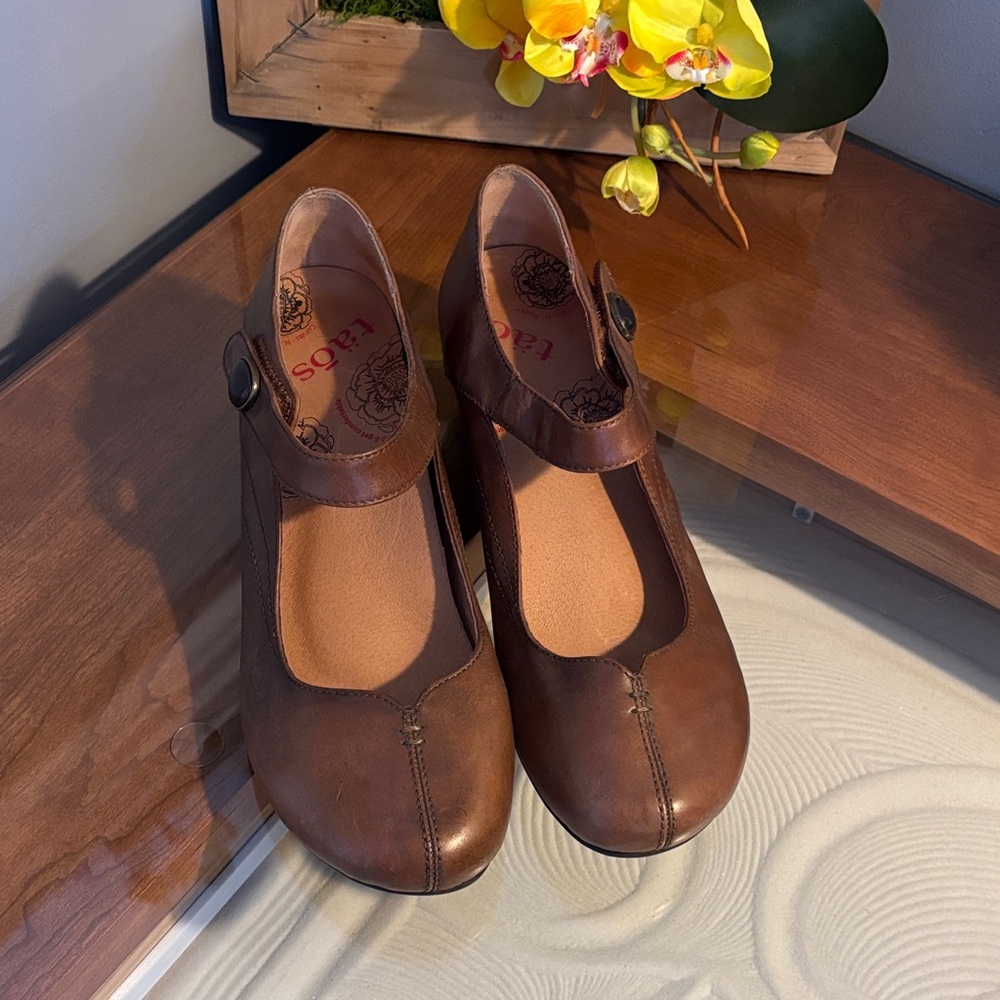 Taos Footwear Chocolate Mary Jane Heels